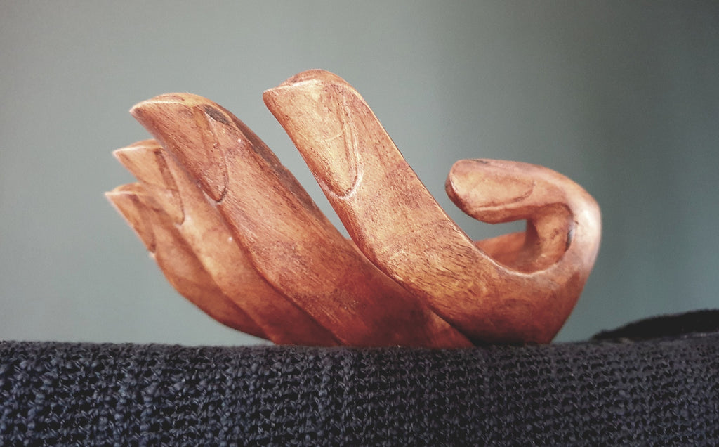 Holzschale Hand