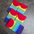 Fünf Filz-Handytaschen Regenbogen mit bunten Querstreifen und roten Verschlussklappen