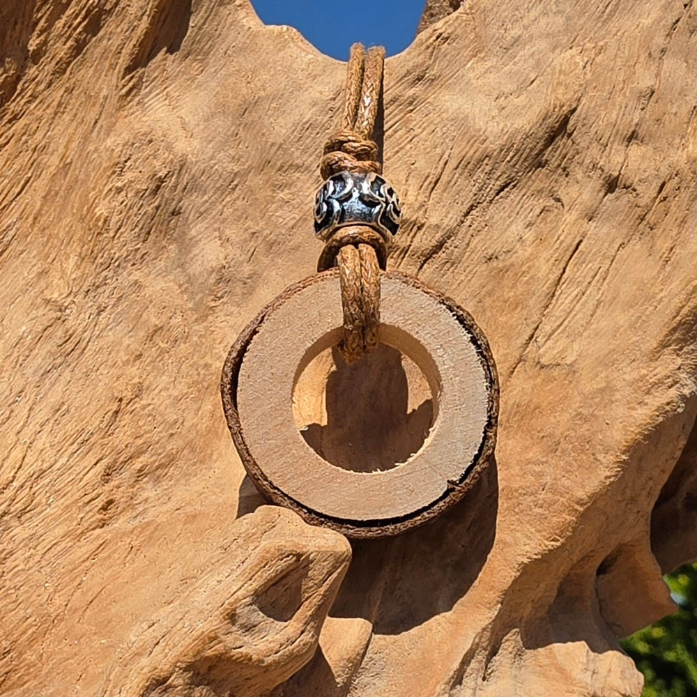 Lange Kette mit Astscheibe
