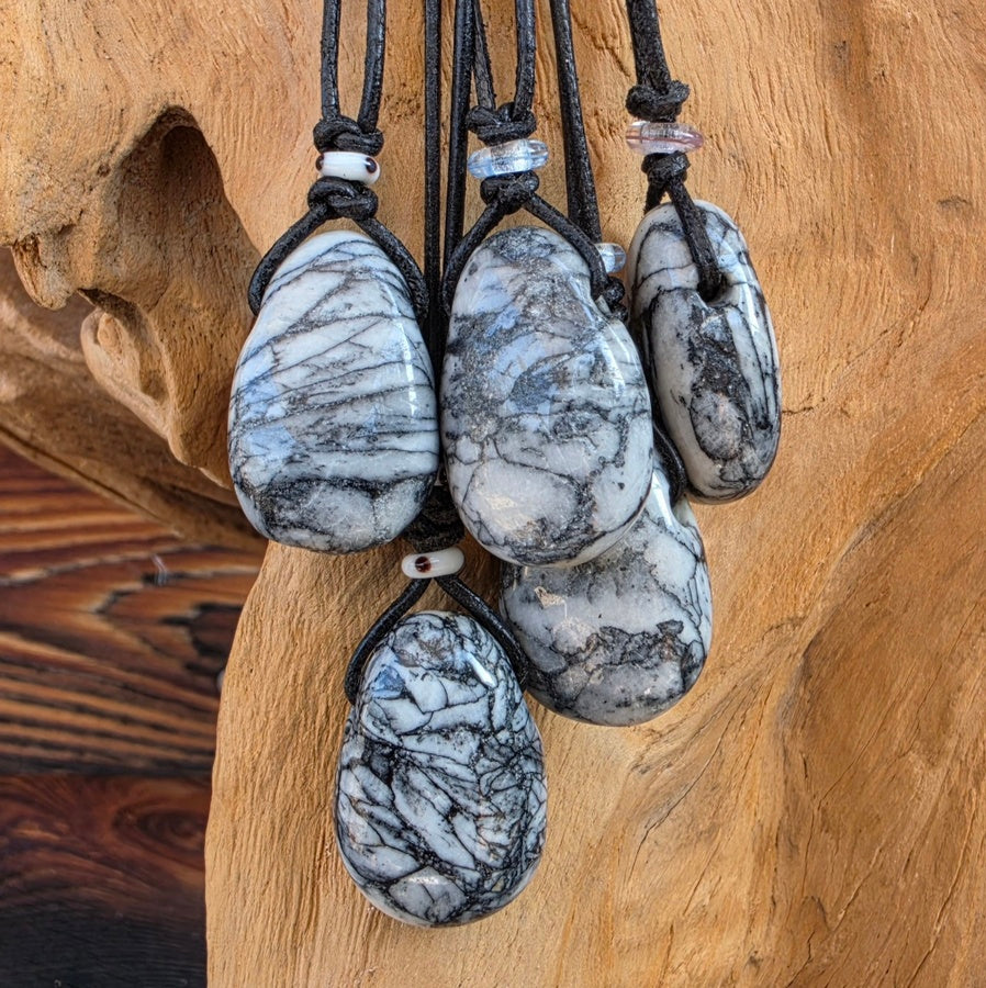 Pinolith Trommelstein Lederkette