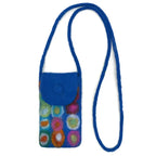Handytasche gefilzt, Blau mit bunten Kreisen und Trageriemen