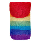 Filz-Handytasche Regenbogen mit bunten Querstreifen und roter Verschlussklappe