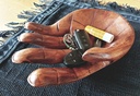 Holzschale Hand