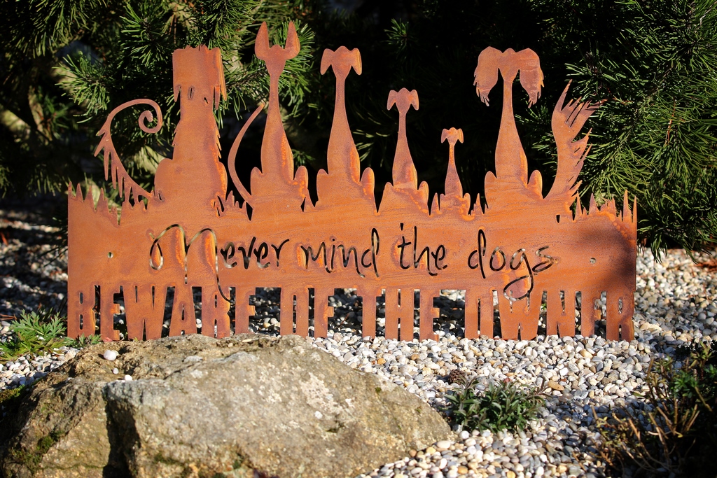 Never Mind The Dogs Schild