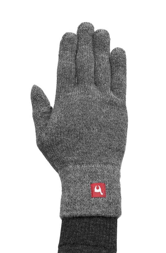 Hand mit Fingerhandschuh aus grauer Wolle