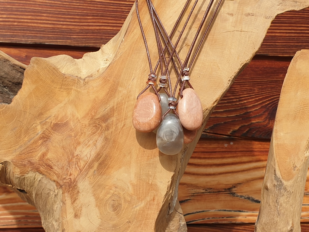 Mondstein Lederkette