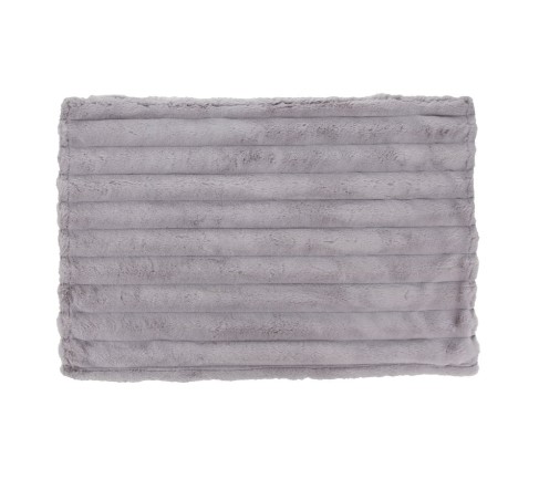 Kuscheldecken mit längerem Flor in breiter Rippstruktur in den Farben Grau, Taupe und Creme liegend, mit einer Ecke aufgeschlagen, die die glatte Unterseite zeigt.