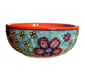 drei bunte Schüsseln, die bunt gemalt sind und Blütenmuster im Relief haben