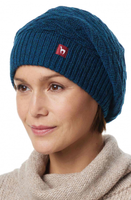 Kopf einer lächelnden Frau, die eine beige Beanie-Mütze trägt