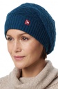 Kopf einer lächelnden Frau, die eine beige Beanie-Mütze trägt