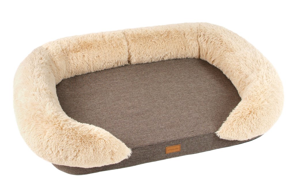 vier übereinander stehende Liegematten für Hunde mit plüschigem Fellrand ind verschiedenen Größen und Farben