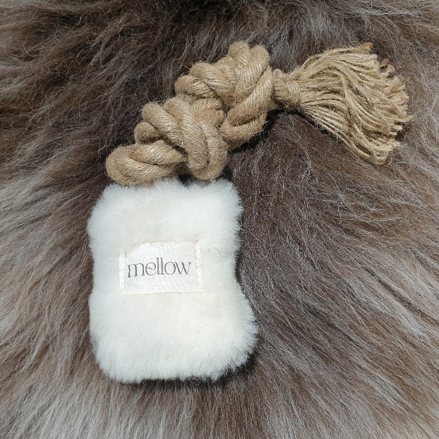 Vier Apportel aus Schafsfell mit Jutestrick in verschiedenen Größen und Farben