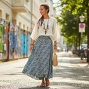 Hose mit darüberliegendem, offenen Rock in blau-beigem Muster