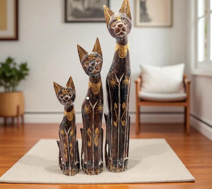 3er Set Holzskulpturen sitzende, geschnitzte Katzen teils mit Gold bemalt