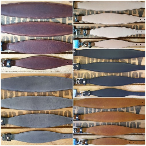 Windhundhalsbänder in verschiedenen Farben und Größe liegend