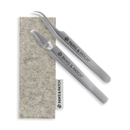 Zwei verschiedene Zeckenzangen aus Edelstahl auf grauem Filzetui liegend