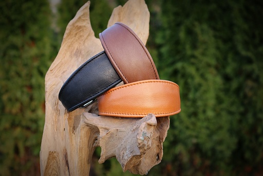 drei weiche, dick gepolsterte Windhundhalsbänder aus Nappaleder in drei Farben