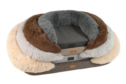 vier übereinander stehende Liegematten für Hunde mit plüschigem Fellrand ind verschiedenen Größen und Farben