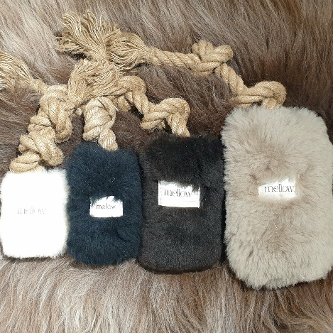 Vier Apportel aus Schafsfell mit Jutestrick in verschiedenen Größen und Farben