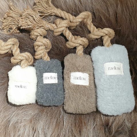 Vier Apportel aus Wollmischung mit Jutestrick in verschiedenen Größen und Farben